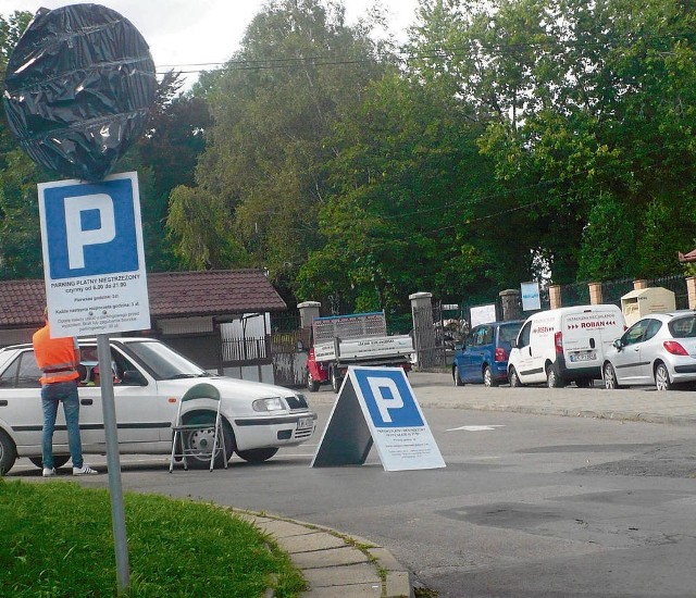 Od kilku dni parking przy wielickim cmentarzu jest płatny