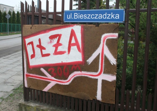 Mieszkańcy ulicy Bieszczadzkiej odręcznie wymalowali trasę dojazdową do ulicy Słowackiego.