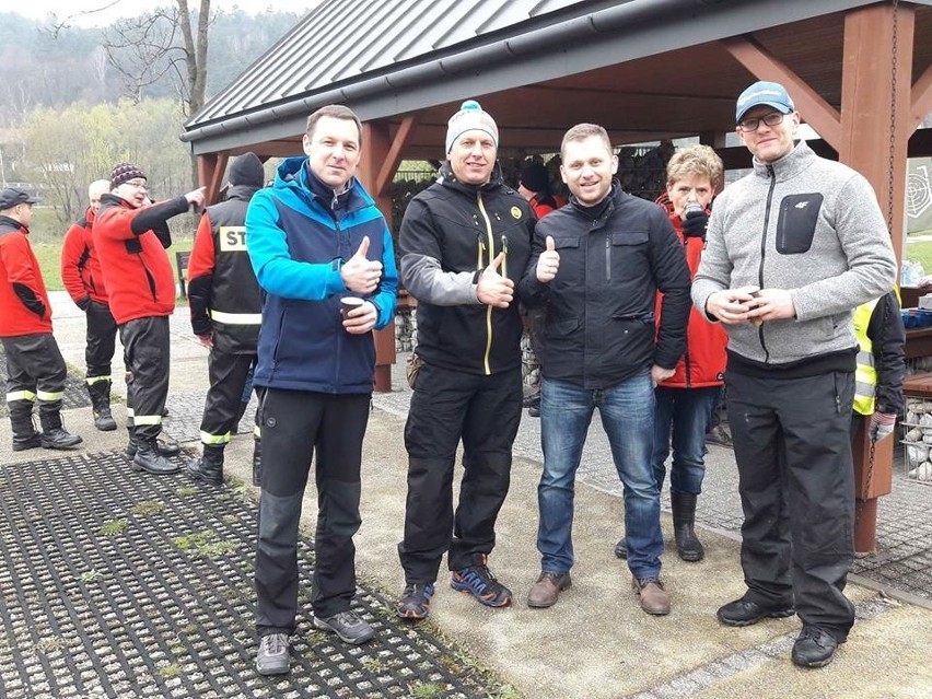 Gmina Myślenice. Śmieci znajdywano nad Rabą, w lasach i przy drogach