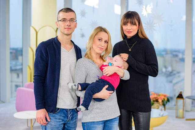9-miesięczny Patryk Radwański z rodzicami Moniką i Dariuszem oraz z Anną Lewandowską.