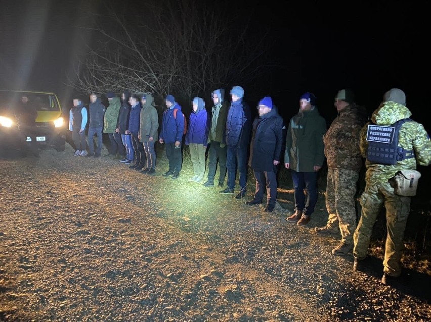 Służba Graniczna Ukrainy zatrzymuje mężczyzn, którzy chcą...