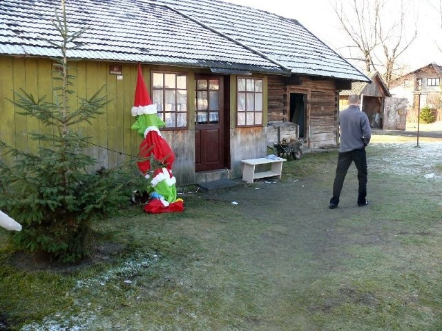 W tym drewnianym domu odbywała się sylwestrowa impreza, na podwórku doszło do tragicznego zdarzenia.