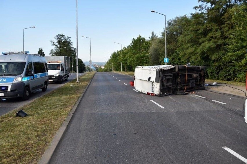 Tarnów. Wypadek busa i ciężarówki na ulicy Nowodąbrowskiej. Kierowcę uwolniono z rozbitego pojazdu przez rozcięty dach