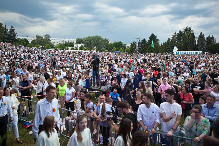 Koncert Jednego Serca Jednego Ducha 2022 w Rzeszowie. Mimo ulewy w Parku Sybiraków były tłumy [ZDJĘCIA, WIDEO]