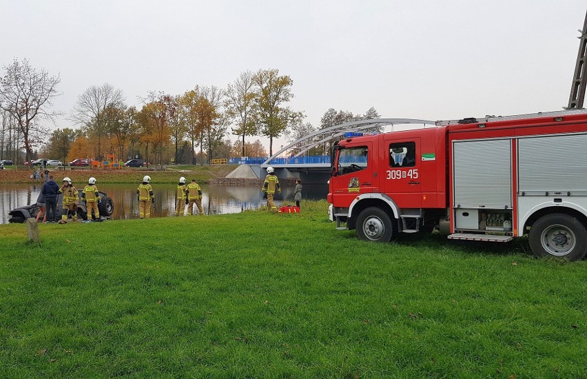 W Wasilkowie do zalewu wjechał jeep. Pomogli strażacy.