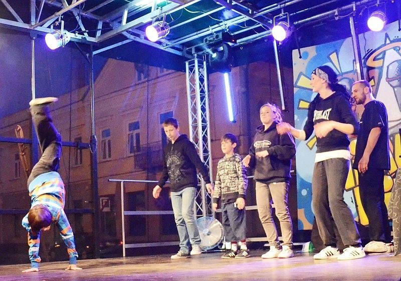 Grupa Lumbago przeprowadziła konkurs tańca breakdance.