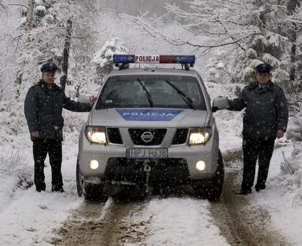 Sierż. sztab. Tomasz Stachów i asp. Dariusz Goździewicz jako pierwsi testowali nowe auto.