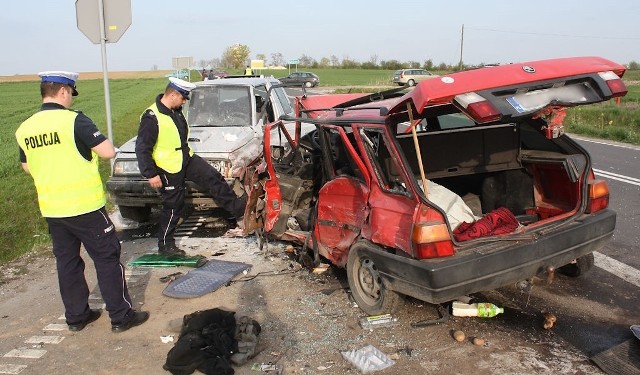 Siła uderzenia zepchnęła skodę wprost na stojący po przeciwnej stronie skrzyżowania samochód suzuki prowadzony przez 31-letniego mieszkańca powiatu inowrocławskiego. Do szpitala z poważnymi obrażeniami ciała przewiezieni zostali 23 i 27-latek.