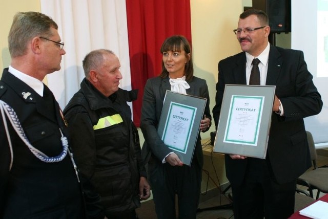 Przedstawiciele HDI Asekuracja Bogdan Szymczak i Anita Makowska (z prawej) przekazują certyfikaty na pompy szefom jednostek Ochotniczych Straży Pożarnych w Wilkowie - Henrykowi Kusiowi i w Gorzycach Markowi Czachurskiemu (pierwszy z lewej).