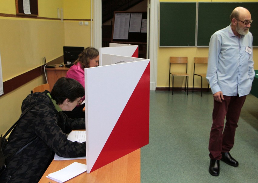 Rój os w lokalu wyborczym. W Grudziądzu do południa zagłosowało 18 proc. uprawnionych [zdjęcia]
