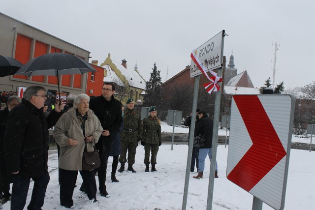Odsłonięcia pamiątkowej tablicy na rondzie dokonała Wanda Kiałka ps. "Marika", łączniczka AK, żona Stanisława Kiałki, jednego z przywódców wileńskiej konspiracji.
