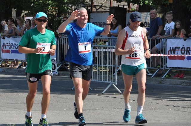 Mistrz olimpijski w skoku wzwyż z Montrealu Jacek Wszoła (z lewej) gości na rejowskim półmaratonie już regularnie od trzynastu lat