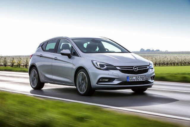 Opel Astra V Pięciodrzwiowa Astra 1.6 BiTurbo CDTI przyspiesza od 0 do 100 km/h w 8,6 sekundy, zwiększenie prędkości z 80 do 120 km/h zajmuje  7,5 sekundy, a prędkość maksymalna samochodu wynosi 220 km/h.Fot. Opel
