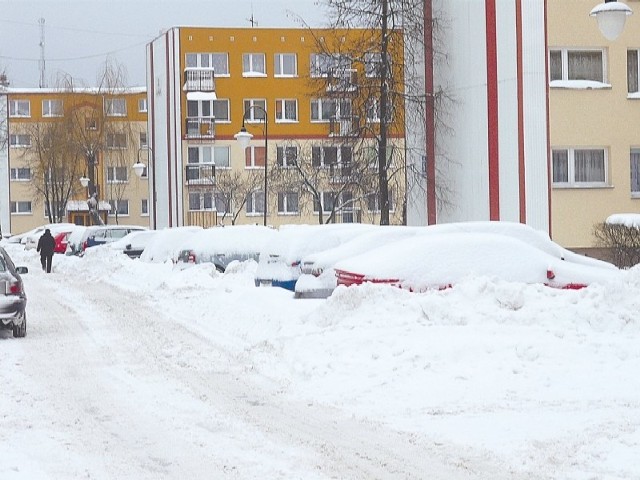 Zasypane samochody i nieprzejezdne drogi to widok powszechny na hajnowskich osiedlach