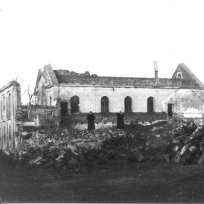 To zdjęcie z 1939 r. Wkrótce budynek klasztorny uległ całkowitemu zniszczeniu. W świątyni zostały tylko ściany.