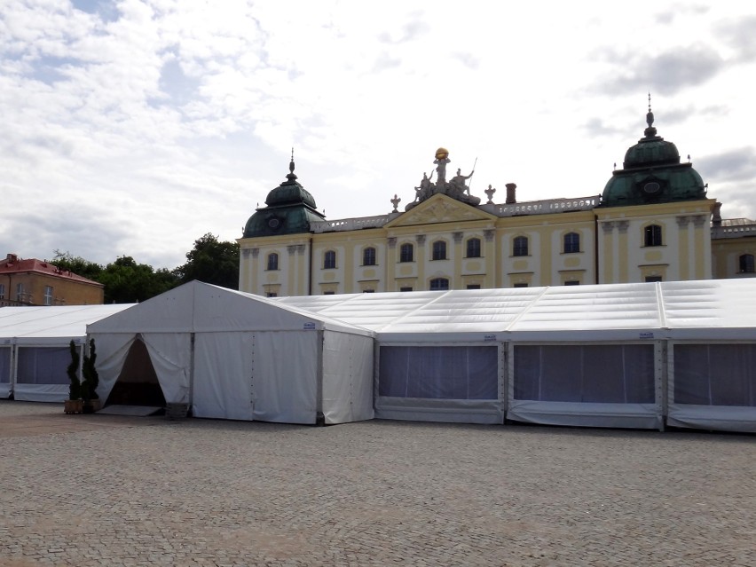 Namiot przed Pałacem Branickich w Białymstoku