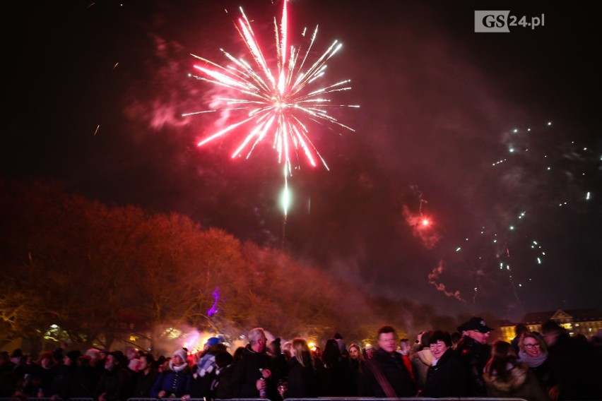 Sylwester w Szczecinie: Kolorowe fajerwerki rozbłysły nad miastem. Powitaliśmy Nowy Rok [ZDJĘCIA, WIDEO]