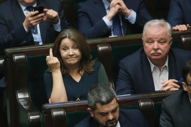 Wybory prezydenckie 2020. Sondaż: Gwałtownie spada poparcie dla Andrzeja Dudy. Czy to przez środkowy palec Joanny Lichockiej?