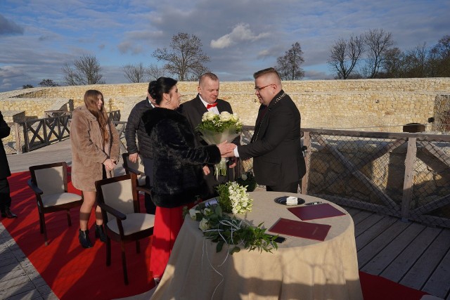 Sobotni ślub na zamku w Iłży. Burmistrz Przemysław Burek gratuluje Agacie i Adamowi. Więcej na kolejnych zdjęciach