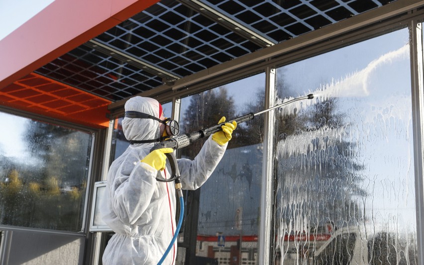 Tak wygląda proces dezynfekcji przystanków MPK Rzeszów.