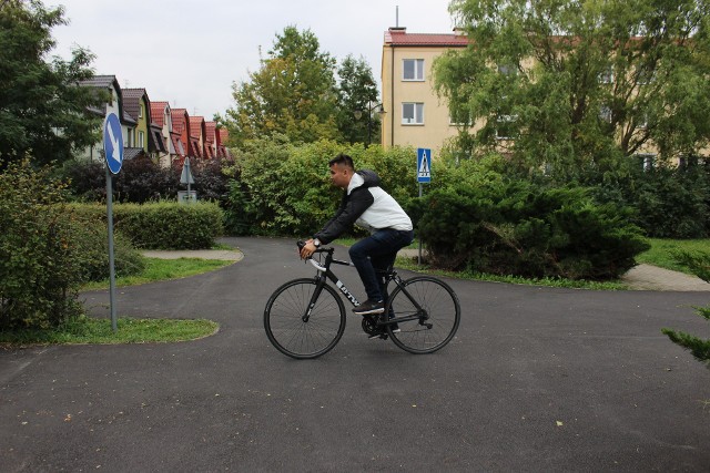 Dzieci mogą przygotowywać się do egzaminu na kartę rowerową w tzw. miasteczkach ruchu drogowego. Jeśli takie miasteczko znajduje się w pobliżu szkoły, można tam również przeprowadzać testy praktyczne na kartę rowerową.