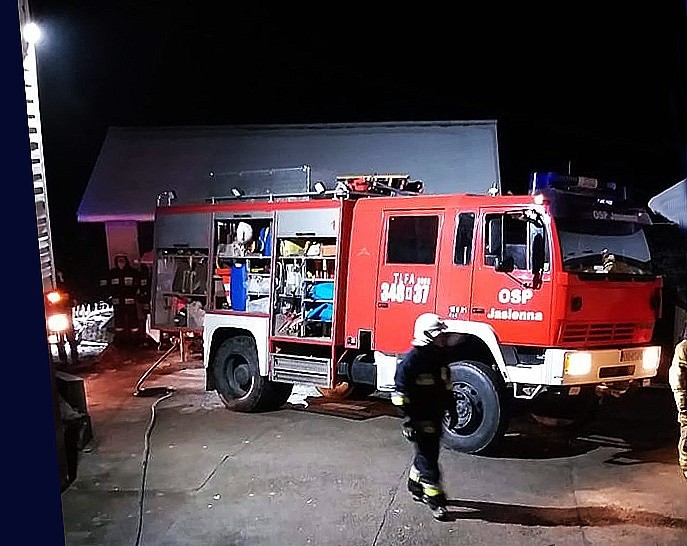 Pożar w gminie Korzenna. Sześć zastępów straży pożarnej ratowało dom w Jasiennej