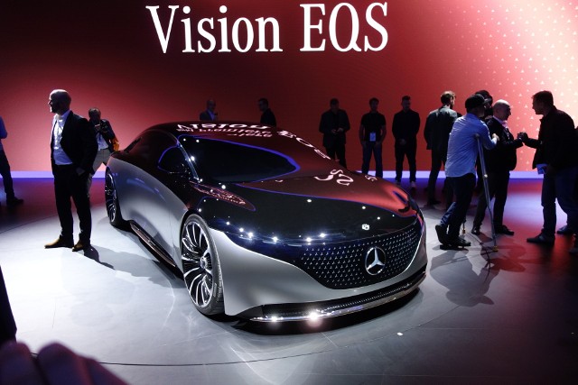 Mercedes EQS Dzięki mocy ponad 350 kW i natychmiast dostępnemu momentowi obrotowemu o wartości  około 760 Nm Vision EQS przyspiesza od 0 do 100 km/h w mniej niż  4,5 sekundy. Mercedes zakłada zasięg do 700 km  w cyklu WLTP. Zakładając moc ładowania na poziomie 350 kW, „tankowanie” akumulatora do 80% trwa mniej niż 20 minut. Fot. Ryszard M. Perczak