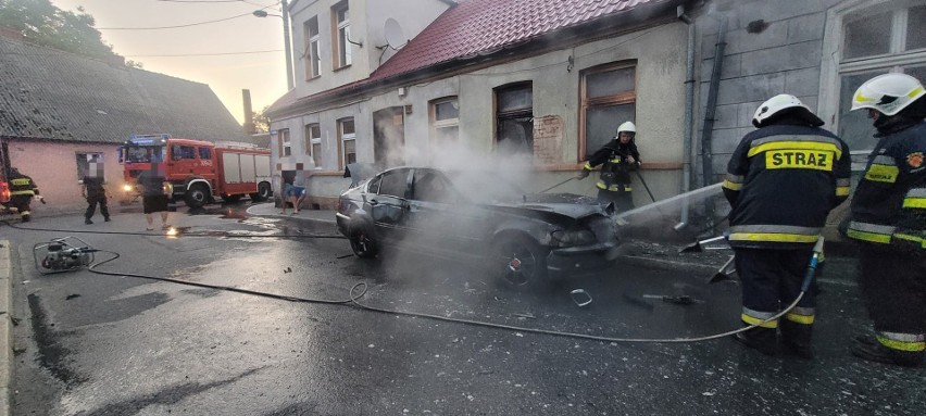 Poranny pożar auta w Koronowie. Mamy zdjęcia z akcji straży pożarnej