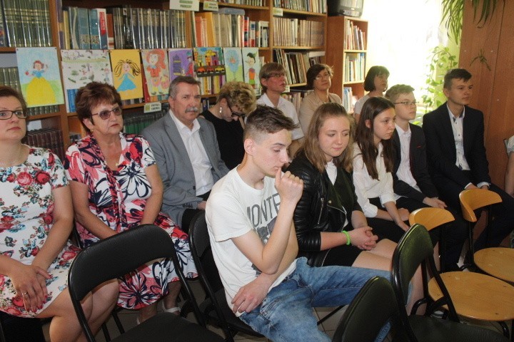 W bibliotece gminnej w Płowcach , wręczono nagrody....