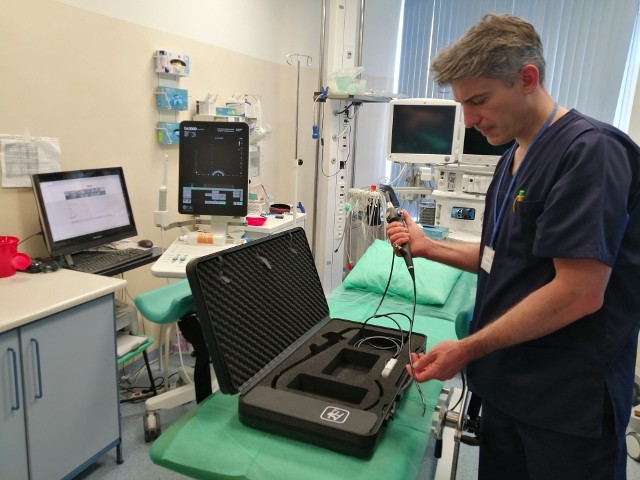 Szpital MSWiA otrzymuje kolejną partię zaawansowanego sprzętu, zakupionego ze środków unijnych; dr. Tomasz Deja prezentuje ultrasonograf BK3000