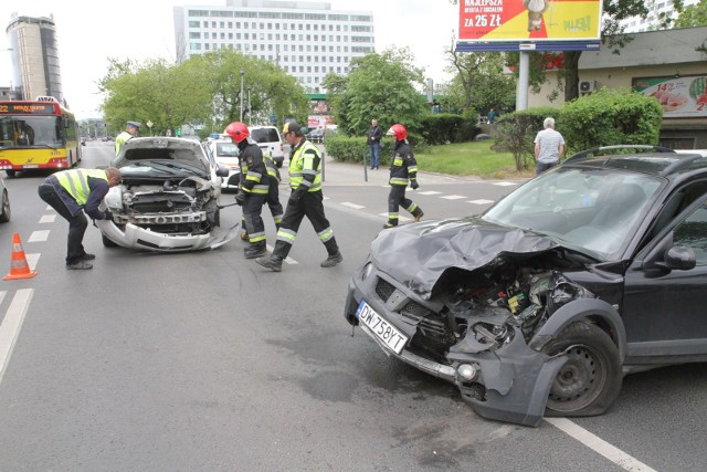 Kierująca citroenem uderzyła w tył peugeota, który "wpadł" na mana