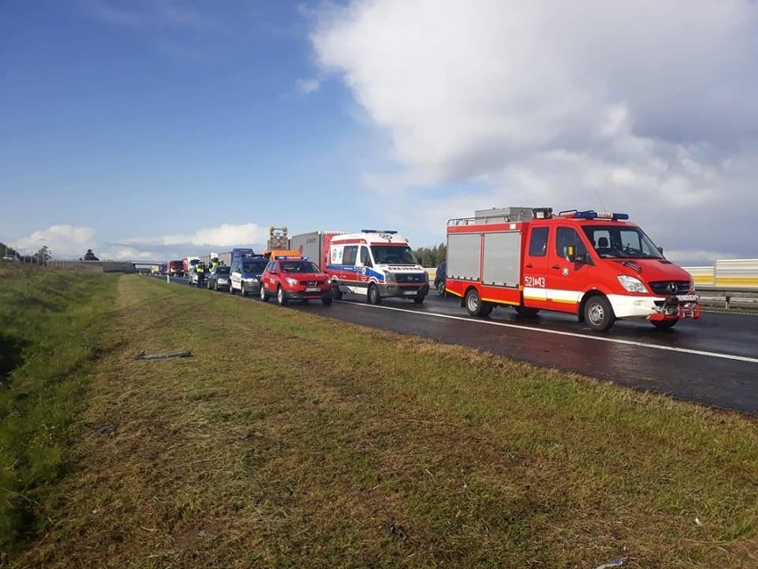 Wypadek na A1 na wysokości Smętowa Granicznego na pasie w kierunku Łodzi. Dachował samochód osobowy