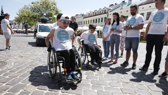 Adrian Beściak wyruszył w swoją podróż z rzeszowskiego Rynku.