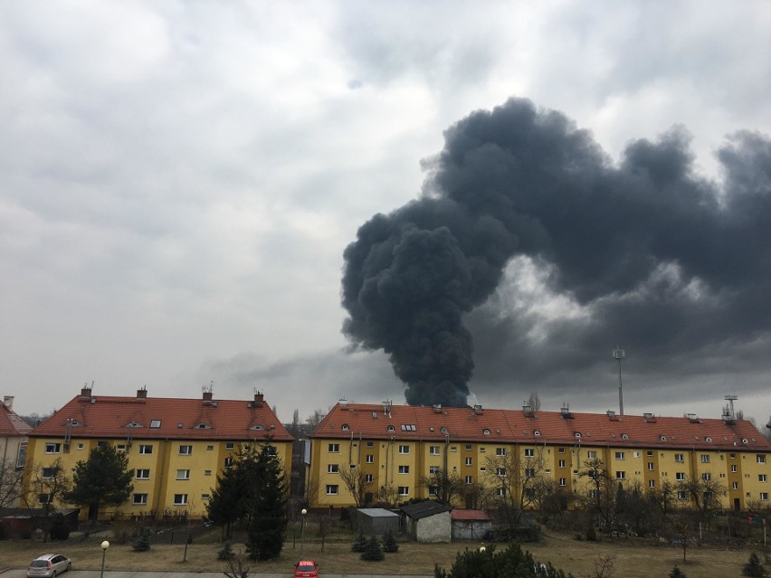 Duży pożar na Brochowie. Kłęby dymu nad Wrocławiem