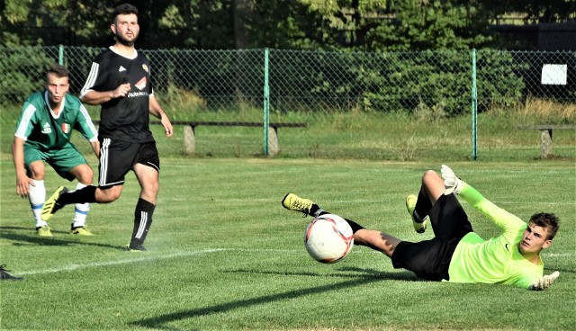 Klasa A, Oświęcim. Przeciszovia Przeciszów - Orzeł Witkowice 0:0. Na zdjęciu: Krystian Kułas (przodem, w zielonym stroju)marnuje jedną z szans na objęcie prowadzenia przez Przeciszovię.