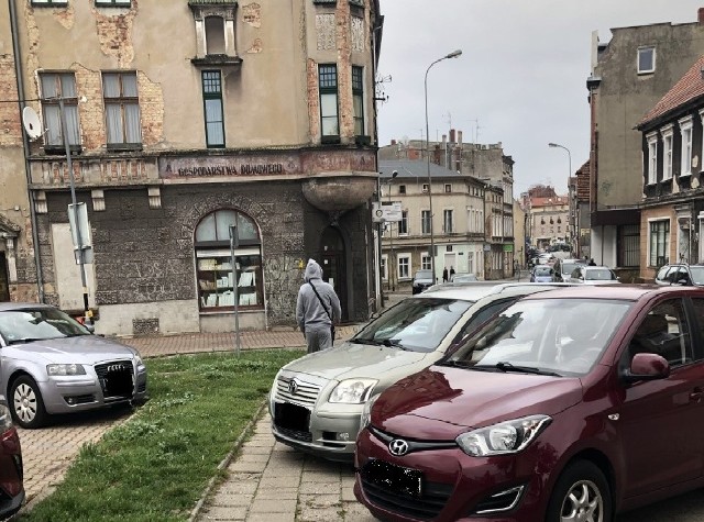 Tak zaparkował zielonog&oacute;rski autodrań z ulicy Jedności.