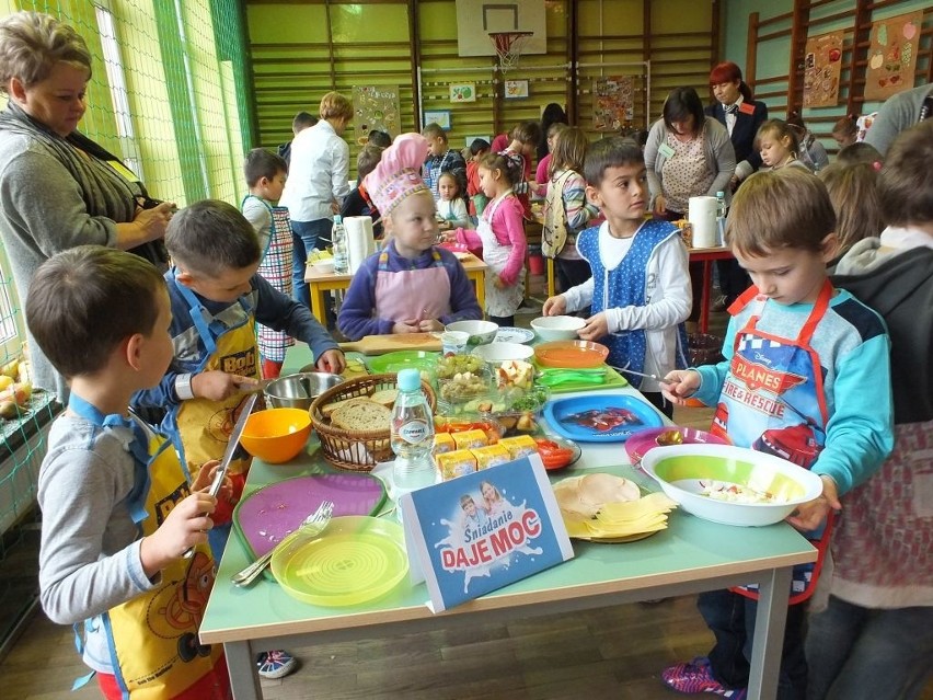 Uczniowie ze Starachowic bili Rekord Guinessa w jednoczesnym przygotowywaniu drugiego śniadania