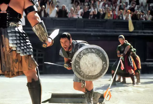 W filmie pt. "Gladiator" Russell Crowe imponował muskulaturą i formą. Nic dziwnego, bowiem aktor poświęcił sporo czasu, by dobrze wypaść przed okiem kamery. Russell Crowe, by dobrze prezentować się jako Maximus Decimus Meridius, intensywnie trenował przez cztery miesiące przed rozpoczęciem zdjęć. Intensywne ćwiczenia zajmowały mu nawet do czterech godzin. Czas jednak jest nieubłagany dla każdego i po mięśniach i formie dziś nie ma śladu. Obecnie 55-letni Russell Crowe bardzo przytył. Aktor z nadwagą zmaga się od kilku lat. Na zdjęciu Russell Crowe w roli generała Maximusa w 2000 roku. Zobacz więcej zdjęć filmowego gladiatora, czyli Russella Crowe'a ►►