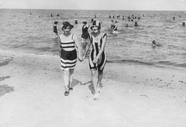 Dzisiejsza moda plażowa w niczym nie przypomina tej sprzed stu lat. Na początku XX w. na plażach królowały tuniki i majtki sięgające kolan.