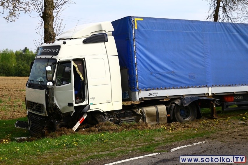 Śmigłowiec zabrał rannego mężczyznę do szpitala.