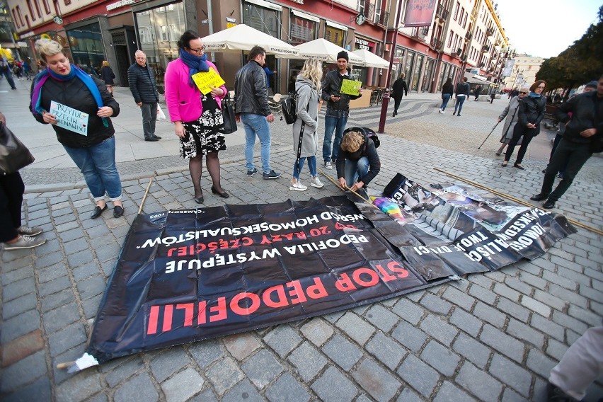 Pro life kontra LGBT we Wrocławiu. Gorąca pikieta [ZDJĘCIA]               