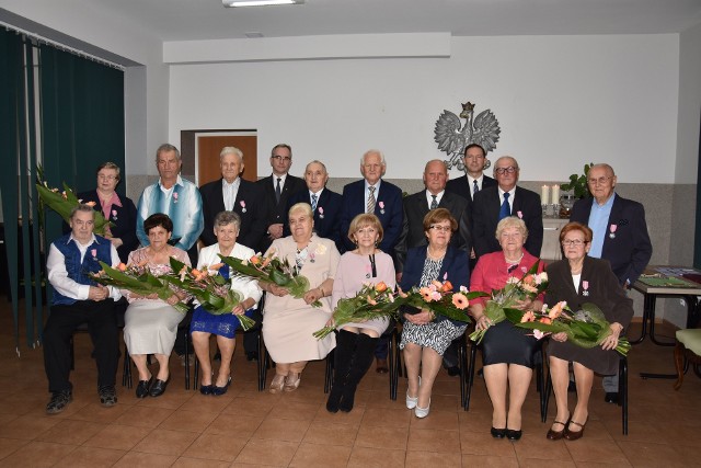 Osiem małżeństw z gminy Łabiszyn świętowało w  sali Urzędu Stanu Cywilnego na łabiszyńskiej wyspie jubileusze małżeńskie.Pary, które świętowały 50 lat wspólnego życia otrzymały medale za długoletnie pożycie od Prezydenta RP. Są to: Irena i Stanisław Zdrojewscy, Jadwiga i Zygmunt Gąsior, Gabriela i Andrzej Wierzbowscy, Zenona i Franciszek Magdziak, Zofia i Bogdan Jędykiewicz, Halina i Edward Domańscy, Janina i Jan Bonnek. 60 rocznicę ślubu świętowali Józefa i Jan Ślusarczyk.  Zobacz także:  Koncert dla chorej na białaczkę 14-letniej Wiktorii w Żninie [zdjęcia, wideo][sc]Wideo[/sc]Piraci drogowi w regionie. Niemal doprowadzili do tragedii!  program Stop Agresji Drogowej 4]