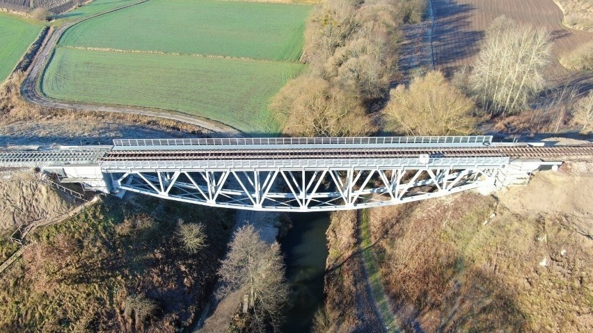 Historyczny most kolejowy nad Radunią już wyremontowany.