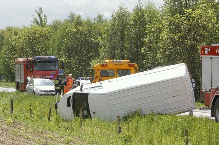 Wypadek na drodze Wrocław - Poznań. Dwa busy wylądowały w rowie (ZDJĘCIA)