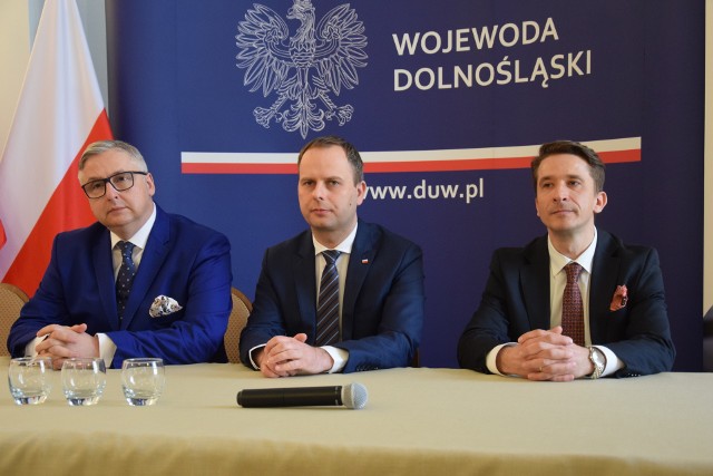 Listy intencyjne z przedstawicielami gmin podpisali Adam Węgrzyn, prezes PSG (z lewej) i Rafał Borutko, dyrektor wrocławskiego Oddziału Zakładu Gazowniczego (z prawej)