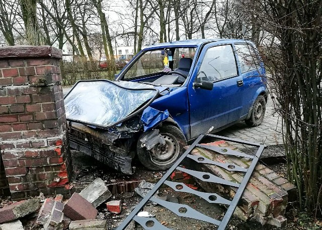 Pijany 40-latek, aby uniknąć odpowiedzialności nie zatrzymał się do kontroli i próbował uciekać. Mężczyzna odpowie przed sądem za niezatrzymanie się do kontroli, kierowanie pojazdem bez uprawnień oraz w stanie nietrzeźwości, a także za krótkotrwałe użycie pojazdu bez zgody jego właściciela. Został aresztowany na trzy miesiące.W czwartek (25 stycznia) policjanci Ogniwa Patrolowo - Interwencyjnego zauważyli przy jednym z osiedli mieszkalnych w Świebodzinie samochód osobowy, którego kierowca najprawdopodobniej nie posiadał uprawnień do kierowania. Mężczyzna był im znany z wcześniejszych interwencji. - Policjanci, poruszając się oznakowanym radiowozem, postanowili dokonać kontroli drogowej, wobec czego użyli sygnałów świetlnych i dźwiękowych. Jednak kierujący osobowym fiatem zamiast zatrzymać pojazd, rozpoczął ucieczkę -mówi sierż. sztab. Marcin Ruciński z Komendy Powiatowej Policji w Świebodzinie. Mundurowi natychmiast powiadomili oficera dyżurnego, który do pomocy skierował drugi patrol. Ucieczka nie trwała długo, kierujący parę ulic dalej stracił panowanie nad pojazdem i uderzył w ogrodzenie jednej z posesji. Policjanci dotarli do kierowcy, aby go zatrzymać i w razie potrzeby udzielić mu pomocy medycznej. Na szczęście w wyniku zdarzenia mężczyzna nie odniósł żadnych obrażeń. Przyczyn dla których kierujący postanowił nie zatrzymywać się do kontroli było wiele. 40-latek, tak jak podejrzewali policjanci, nie posiadał uprawnień do kierowania pojazdem. Ponadto mężczyzna kierując pojazdem był w stanie nietrzeźwości – w jego organizmie znajdowało się ponad 0,7 promila alkoholu. Natomiast pojazd, którym się poruszał były zabrany przez niego bez wiedzy i zgody właściciela. Mieszkaniec Świebodzina odpowie również przed sądem za niezatrzymanie się do kontroli dla uprawnionego organu, co kwalifikowane jest jako przestępstwo.Policjanci razem z Prokuraturą Rejonową w Świebodzinie będą prowadzić czynności w tej sprawie. Mężczyźnie przedstawiono zarzuty za które będzie odpowiadał przed sądem. Wobec 40-latka został zastosowany trzymiesięczny areszt. Przeczytaj też:  Pijany kierowca zatrzymany przez mieszkańca w Zielonej Górze. Wydmuchał 3 promileZobacz też wideo: KRYMINALNY CZWARTEK - Pościg za naćpanym kierowcą. 25-latek miał przy sobie narkotyki. Jechał skrajnie niebezpiecznie