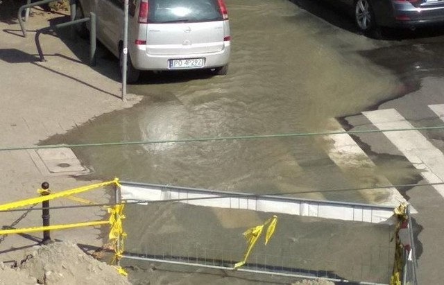 Na skrzyżowaniu ulic Wierzbięcice i Świętego Czesława w Poznaniu powstała ogromna kałuża, a woda płynie w dół ulicy, zalewając jezdnię.Przejdź do kolejnego zdjęcia --->