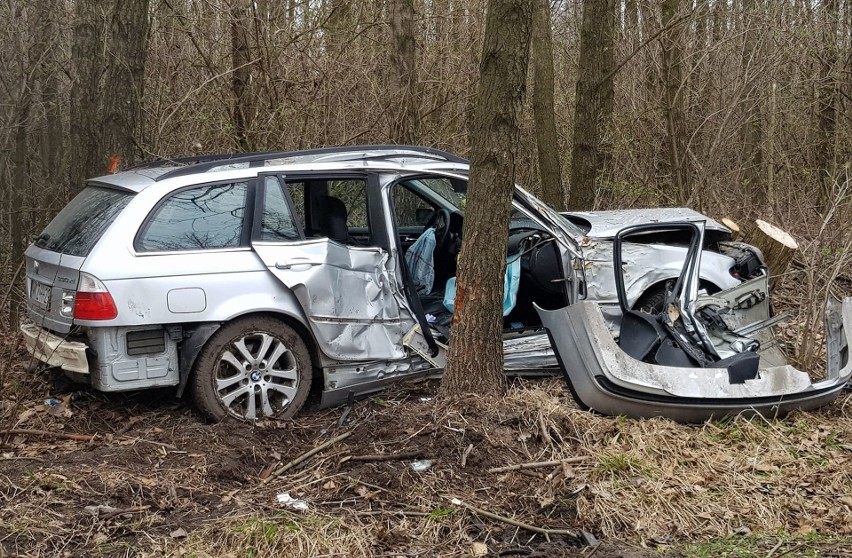 BMW uderzyło w drzewo na drodze lokalnej w Chechłach w gminie Policzna. Kierującą nim kobietę i jeszcze drugą osobę przewieziono do szpitala
