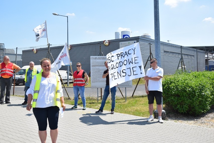 Protest przed bramą firmy Valeo w Skawinie w sprawie braku...