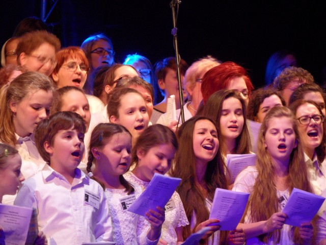 Bytom: Gospel w Operze Śląskiej. 130 uczestników warsztatów zaśpiewało na scenie